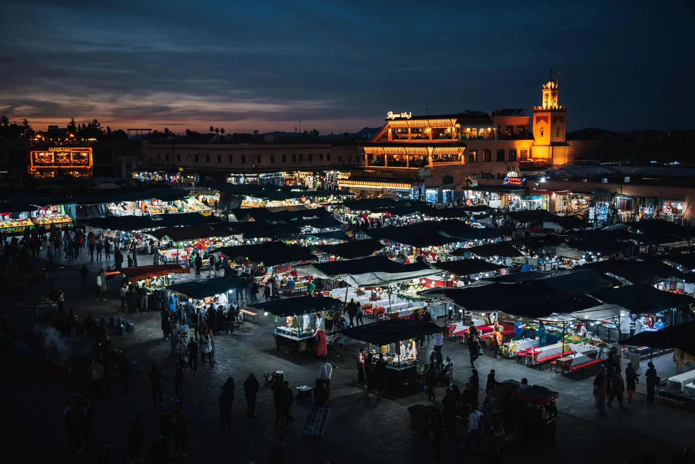 Sécurité Marrakech — place animée de la médina